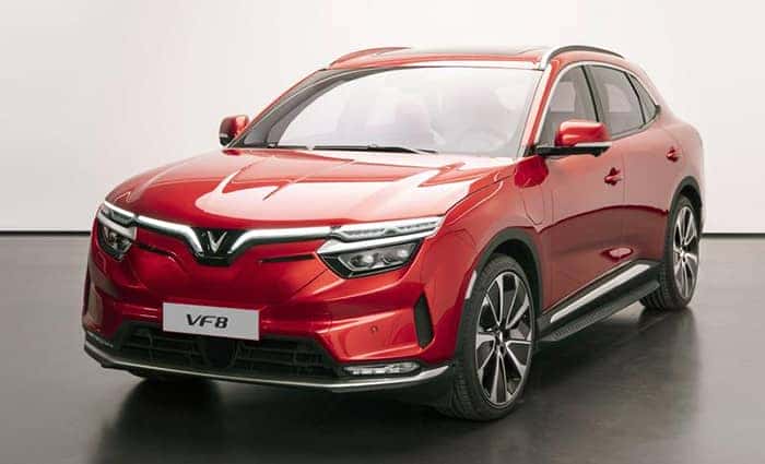 Xe VinFast VF 8 màu trắng đang di chuyển trên đường
