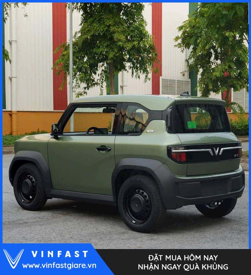 Xe VinFast VF3 màu xanh đang di chuyển trên đường, thể hiện khả năng vận hành linh hoạt và mạnh mẽ